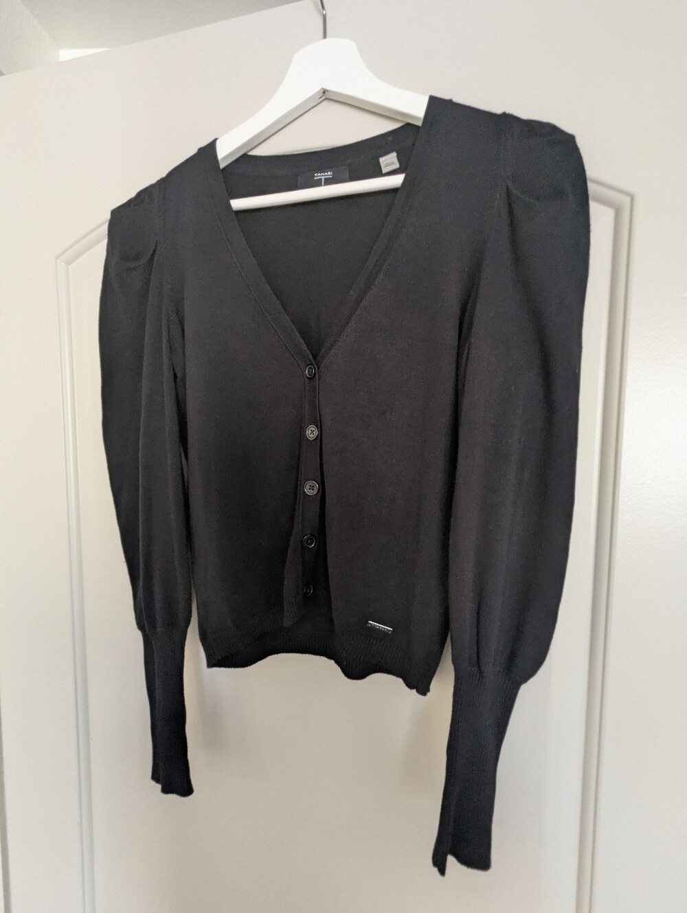 T Tahari Black Puff Shoulder Cardigan XS Petite V-Neck ButtonKnitSweater Elegant
